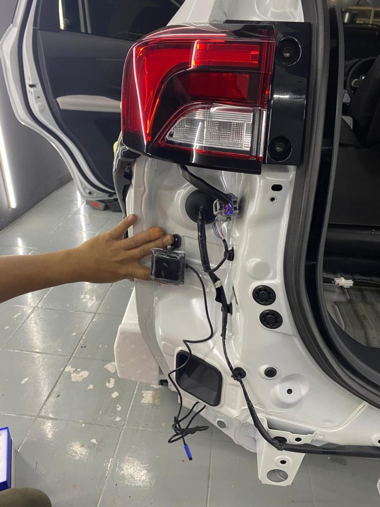Pemasangan Blind Spot Monitoring di mobil Toyota Veloz 2024